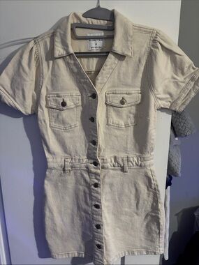 Celebrity Pink Cream dress with short sleeves. Size medium